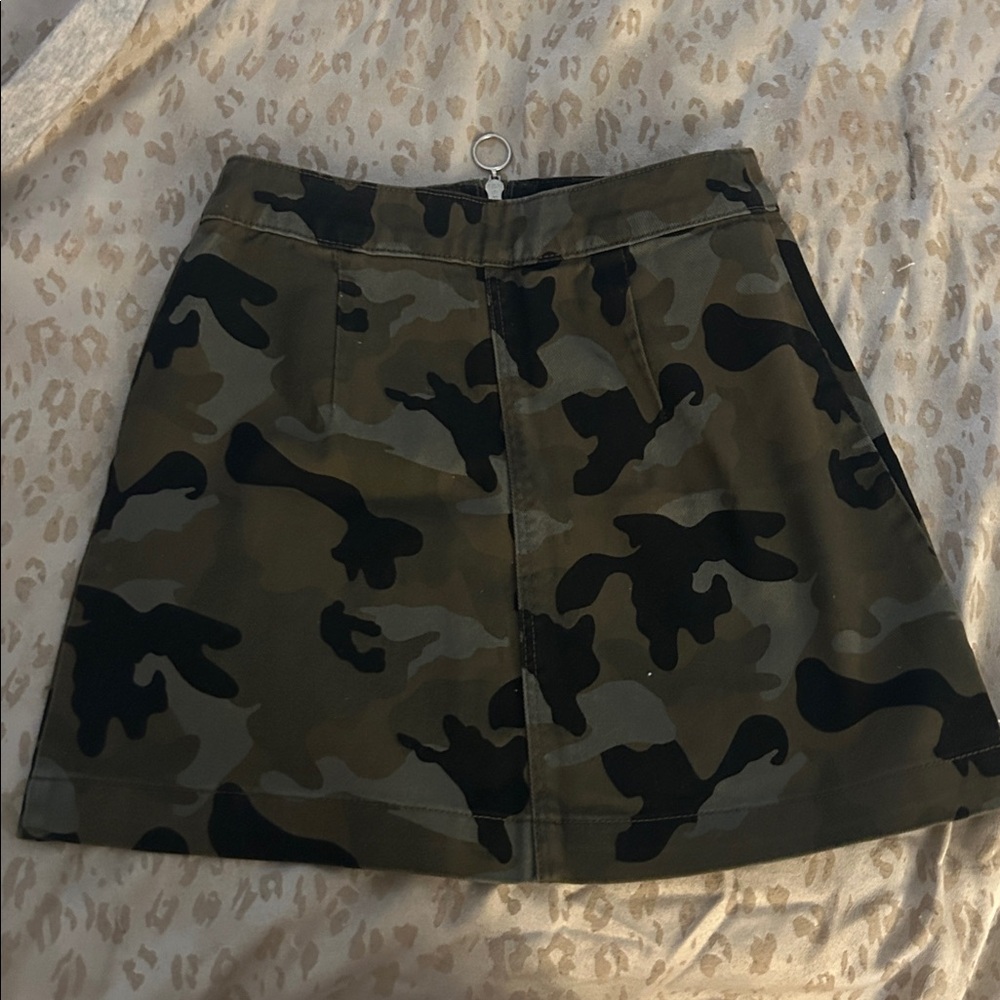 Divided Green and Black Camouflage Mini Skirt - Picture 2 of 2